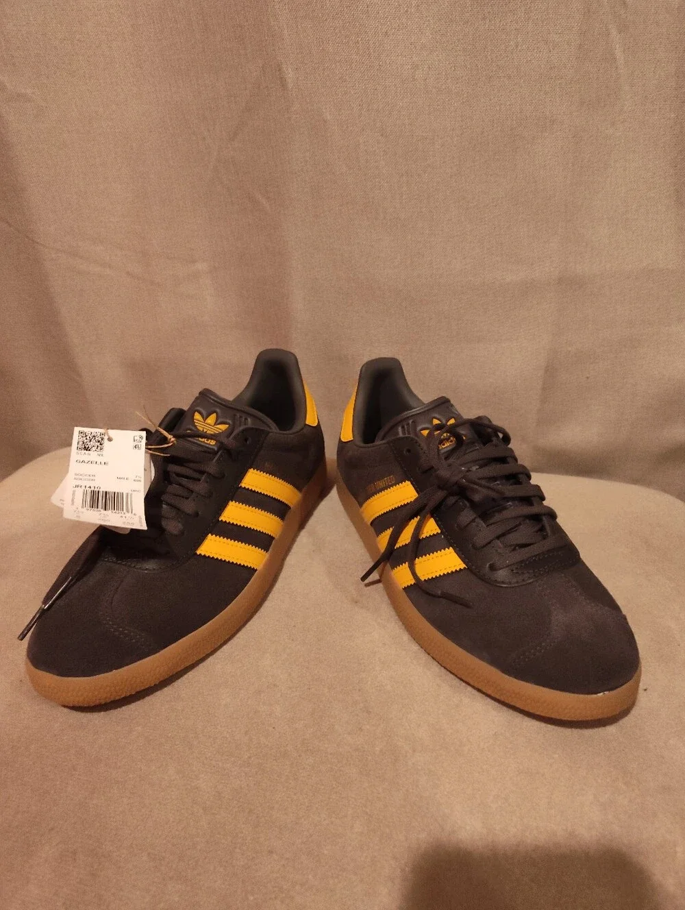 Adidas Gazelle Manchester United JR1410 Utility Black Yellow Gum Size 8 NW/OB